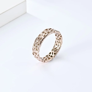 Détail de la bague nœud viking en acier or rose avec motif de tissage ajouré élégant