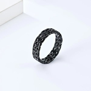 Détails de la bague nœud viking en acier noir avec textures ajourées et finitions mates