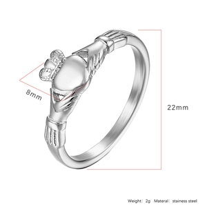 Détails de la bague Claddagh argentée montrant le poids de 2g et largeur de 8mm