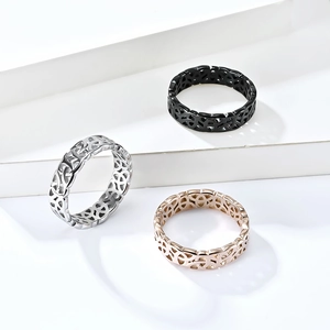 Trois bagues nœud celtique viking en argent, noir et or rose sur un support moderne
