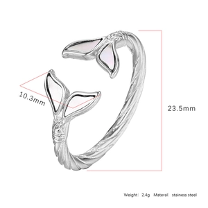 Macro detail of fishtail shell ring with dimensions 10.3mm width and 2.4g weight