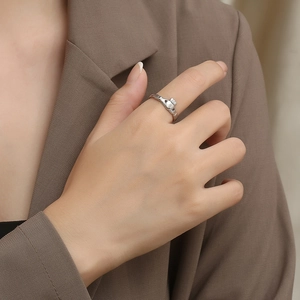 Bague Claddagh classique en argent avec mains tenant un cœur couronné pour l'amour et l'amitié