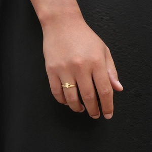 Bague Claddagh classique dorée avec cœur et couronne portée par un mannequin