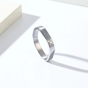 Bague minimaliste en acier titane avec nacre et cristal pour femme au fini argenté élégant