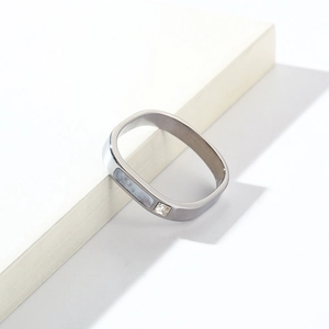 Détail de bague carrée en acier titane avec incrustation de nacre et zircone sur socle
