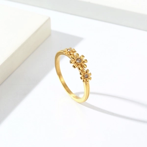 Anillo elegante de margaritas en acero de titanio dorado con circonitas para mujer