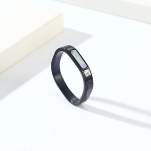 Détail d'incrustation de nacre carrée et de cristal sur bague en titane noir