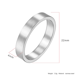 Macro di anello in acciaio satinato da 4mm con dettagli su dimensioni, peso e materiale