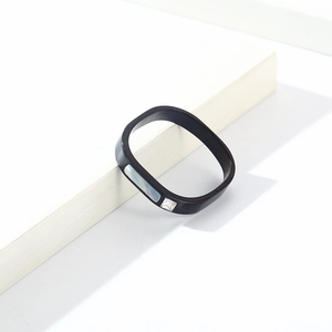 Détail d'une bague carrée en titane avec incrustation de nacre et pierre carrée