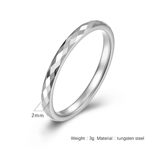 Makro-Detail eines 2mm Wolframstahl-Rings mit facettiertem geometrischem Diamantschliff