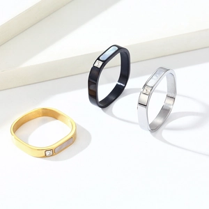 Bague carrée minimaliste en acier titane avec incrustation de nacre et zircon en or et argent