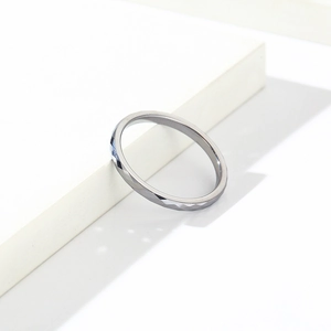 Makroaufnahme von geometrisch facettiertem Wolframstahlring mit reflektierenden Details