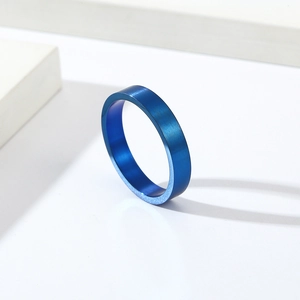 Détail macro d'une bague en titane bleu mat de 4mm avec texture en métal brossé fin