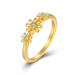 Anillo de acero dorado con tres margaritas y circonitas en un diseño rústico floral