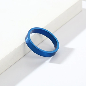 Détail d'une bague en acier titane bleu roi mat de 4 mm sur décor géométrique