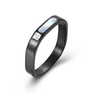 Bague élégante en titane noir avec incrustation de nacre rectangulaire et zircon