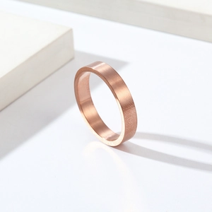 Détail d'une bague en titane or rose de 4 mm avec finition mate brossée et surface plane