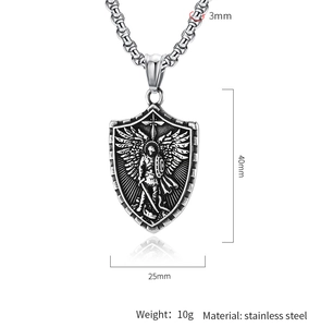 Détail du pendentif bouclier archange Saint Michel en acier inoxydable argenté