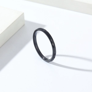 Minimalistischer Ring aus schwarzem Wolframstahl mit geometrischem Rauten-Schliff-Design