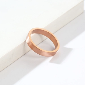 Vue rapprochée d'une bague en acier titane or rose de 4mm avec finition mate