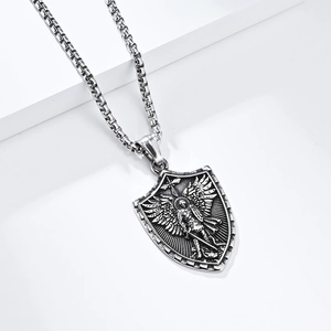 Détail du relief de Saint-Michel sur pendentif bouclier en acier inoxydable rétro