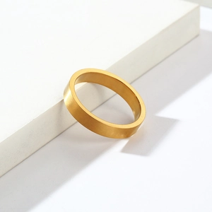 Vue détaillée d'une bague de 4mm en acier titane doré mat brossé sur support blanc