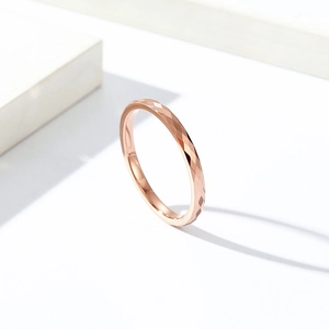 Makroaufnahme des diamantgeschliffenen wolframrings in roségold mit geometrie