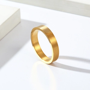 Bague minimaliste de 4mm en acier titane doré mat brossé au design neutre