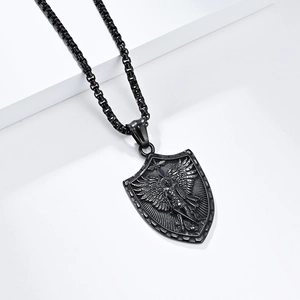 Collier bouclier noir rétro avec relief Saint Michel pour homme au style punk chic