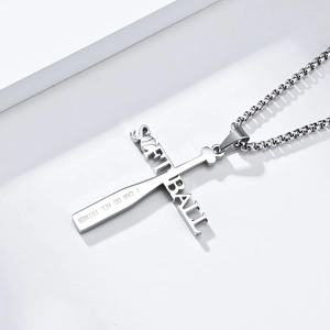 Détail de la gravure I CAN DO ALL THINGS sur le collier croix softball en acier inoxydable