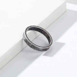 Vue macro d'une bague en acier titane 4mm avec finition mate brossée et texture vintage
