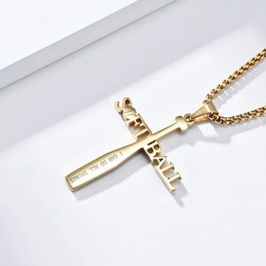 Gros plan du collier croix softball doré avec batte de baseball et gravure inspirante