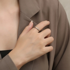 Minimalistischer Wolframring mit geometrischem Rautenschliff am Finger eines Models