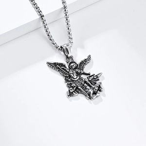 Gedetailleerd reliëf van aartsengel Michaël op retro zilveren titanium stalen ketting