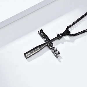 Détail du collier croix softball noir avec gravure motivante I CAN DO ALL THINGS