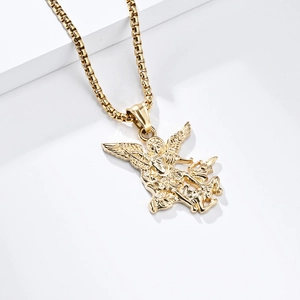 Macro-opname van gouden Aartsengel Michaël hanger met robuuste boxketting in retrostijl