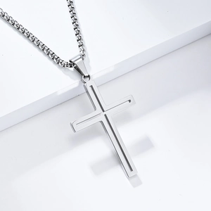 Collier avec pendentif croix en acier titane argenté et chaîne maille vénitienne