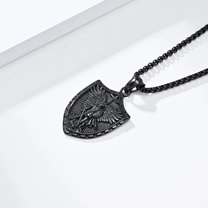 Détail macro du pendentif bouclier Saint-Michel noir avec relief archange et chaîne robuste