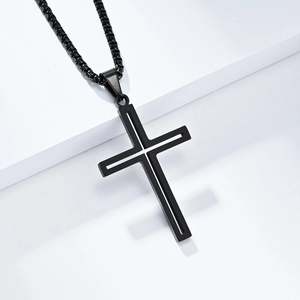 Collier croix minimaliste en acier inoxydable noir avec finition mate sur fond blanc