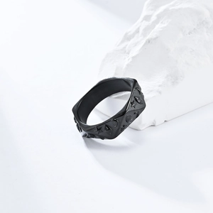 Detalle del anillo negro mate con grabados en relieve de motivos de luna y estrellas