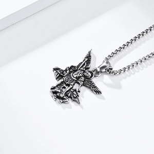 Detail van de Sint-Michaël hanger met vintage zilveren afwerking op een vierkante ketting