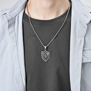 Collier pendentif bouclier archange Michel en acier argenté vintage pour homme