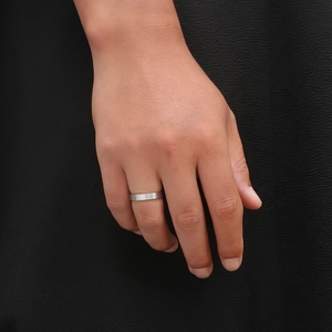 Bague minimaliste 4mm en acier inoxydable brossé mat pour hommes et femmes sur la main