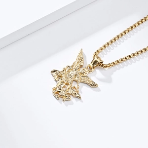 Detailopname van de gouden aartsengel Michaël hanger met een metalen vierkante boxketting