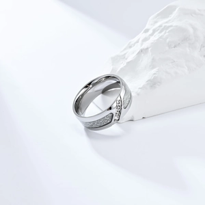 Anillo de plata minimalista con textura de meteorito y tres piedras de circonita clara