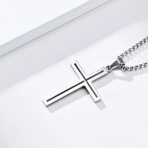 Vue détaillée d'un pendentif croix en acier titane minimaliste avec texture brossée