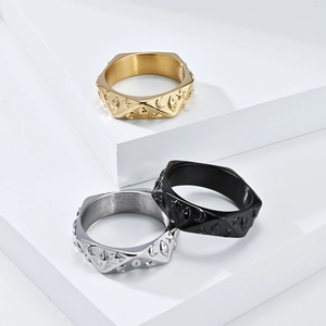 Tres anillos hexagonales minimalistas con relieve de luna y estrella en oro, plata y negro