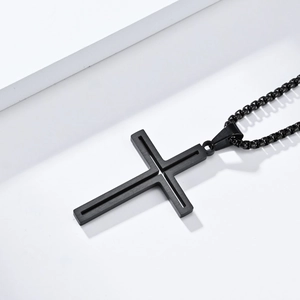 Détail du collier croix en acier inoxydable noir mat avec chaîne à mailles carrées