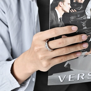 Anillo punk ancho de acero inoxidable plateado con texturas celestiales grabadas