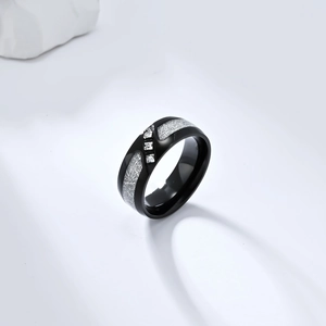 Anillo de titanio para hombre con textura de meteorito plateado y tres circonitas cuadradas